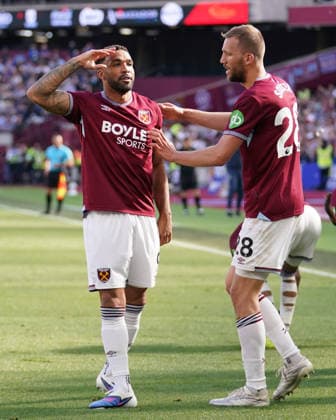 West Ham United v Everton, Premier League Callum Wilson of West Ham United celebrating his goal to make it 2-1 during the West Ham United v Everton Premier League match at the London Stadium, London, England on 25 April 2026 Credit: Dylan Hepworth Every Second Media Editorial use only. All images are copyright Every Second Media Limited. No images may be reproduced without prior permission. All rights reserved. Premier League and Football League images are subject to licensing agreements with Football DataCo Limited. see https: www.football-dataco.com Copyright: xIMAGO EveryxSecondxMediax ESM-1946-0067 DylanxHepworthx xEveryxSecondxMediax