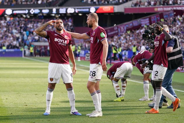 West Ham United v Everton, Premier League Callum Wilson of West Ham United celebrating his goal to make it 2-1 during the West Ham United v Everton Premier League match at the London Stadium, London, England on 25 April 2026 Credit: Dylan Hepworth Every Second Media Editorial use only. All images are copyright Every Second Media Limited. No images may be reproduced without prior permission. All rights reserved. Premier League and Football League images are subject to licensing agreements with Football DataCo Limited. see https: www.football-dataco.com Copyright: xIMAGO EveryxSecondxMediax ESM-1946-0068 DylanxHepworthx xEveryxSecondxMediax
