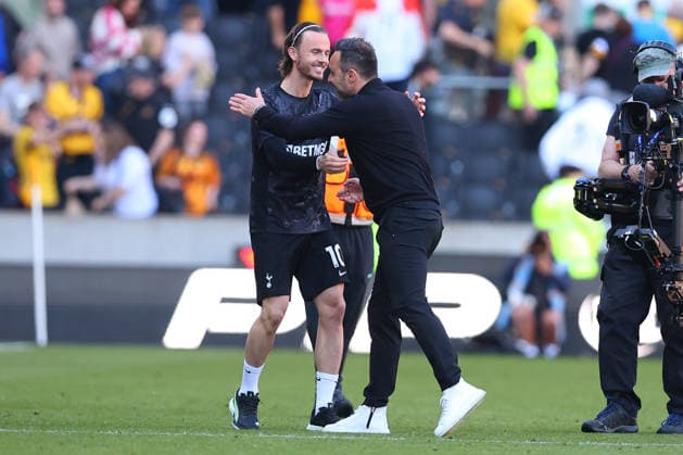 Wolverhampton Wanderers v Tottenham Hotspur, Premier League James Maddison of Tottenham Hotspur celebrates with Tottenham Hotspur manager Roberto De Zerbi after the Wolverhampton Wanderers v Tottenham Hotspur Premier League match at Molineux Stadium, Wolverhampton, England on 25 April 2026 Credit: Ryan Crockett Every Second Media Editorial use only. All images are copyright Every Second Media Limited. No images may be reproduced without prior permission. All rights reserved. Premier League and Football League images are subject to licensing agreements with Football DataCo Limited. see https: www.football-dataco.com Copyright: xIMAGO EveryxSecondxMediax ESM-1945-0104 RyanxCrockettx xEveryxSecondxMediax