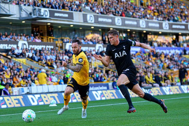 WOLVERHAMPTON, ENGLAND - April 25: Adam Armstrong of Wolves chases down the ball during the Premier League football match between Wolverhampton Wanderers and Tottenham Hotspur at Molineux stadium on April 25, 2026 in Wolverhampton, England. Copyright: xNataliexMincher SPPx Sportspressphoto_SPR135623