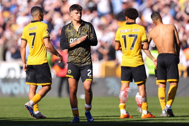 Wolverhampton Wanderers v Tottenham Hotspur, Premier League Rodrigo Gomes of Wolverhampton Wanderers applauds the home fans after the Wolverhampton Wanderers v Tottenham Hotspur Premier League match at Molineux Stadium, Wolverhampton, England on 25 April 2026 Credit: Ryan Crockett Every Second Media Editorial use only. All images are copyright Every Second Media Limited. No images may be reproduced without prior permission. All rights reserved. Premier League and Football League images are subject to licensing agreements with Football DataCo Limited. see https: www.football-dataco.com Copyright: xIMAGO EveryxSecondxMediax ESM-1945-0110 RyanxCrockettx xEveryxSecondxMediax