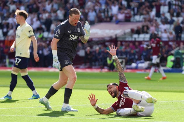 LONDON, ENGLAND, APRIL 25: Jordan Pickford of Everton shouts at Taty Castellanos of West Ham United during the Premier League match between West Ham United and Everton at London Stadium on April 25th, 2026 in London, England (Photo by Alexander Canillas Sports Press Photo) Copyright: xAlexanderxCanillas SPPx Sportspressphoto_SPR135641