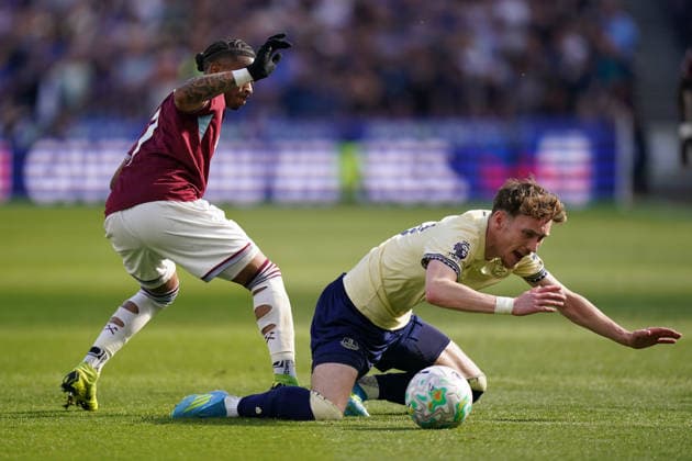 West Ham United v Everton, Premier League James Garner of Everton being fouled by Crysencio Summerville of West Ham United during the West Ham United v Everton Premier League match at the London Stadium, London, England on 25 April 2026 Credit: Dylan Hepworth Every Second Media Editorial use only. All images are copyright Every Second Media Limited. No images may be reproduced without prior permission. All rights reserved. Premier League and Football League images are subject to licensing agreements with Football DataCo Limited. see https: www.football-dataco.com Copyright: xIMAGO EveryxSecondxMediax ESM-1946-0069 DylanxHepworthx xEveryxSecondxMediax