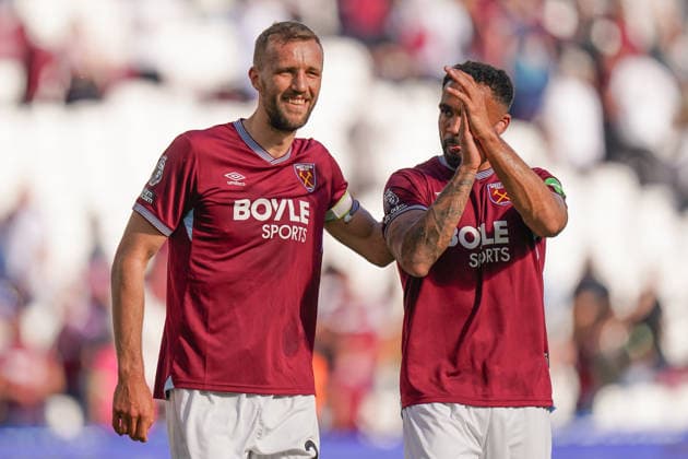 West Ham United v Everton, Premier League TomaÅ¡ SouÄek of West Ham United and Callum Wilson of West Ham United clapping the fans after the West Ham United v Everton Premier League match at the London Stadium, London, England on 25 April 2026 Credit: Dylan Hepworth Every Second Media Editorial use only. All images are copyright Every Second Media Limited. No images may be reproduced without prior permission. All rights reserved. Premier League and Football League images are subject to licensing agreements with Football DataCo Limited. see https: www.football-dataco.com Copyright: xIMAGO EveryxSecondxMediax ESM-1946-0086 DylanxHepworthx xEveryxSecondxMediax