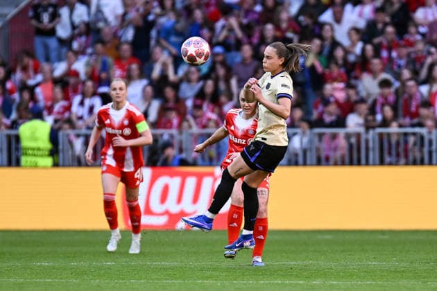Fußball I Frauen I Saison 2025-2026 I Champions League I Halbfinale I FC Bayern München - FC Barcelona, Barca I 25.04.2026 Ewa Pajor (17, FC Barcelona) blockt einen Schuss von Georgia Stanway (31, FC Bayern München) München Allianz-Arena (Werner-Heisenberg-Allee 25) Bayern Deutschland Copyright: xLobeca InesxHähnelx