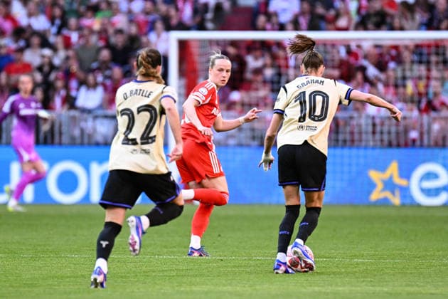 Fußball I Frauen I Saison 2025-2026 I Champions League I Halbfinale I FC Bayern München - FC Barcelona, Barca I 25.04.2026 Franziska Kett (20, FC Bayern München) muss ins Laufduell gegen Ona Batlle (22, FC Barcelona) und Caroline Graham Hansen (10, FC Barcelona) München Allianz-Arena (Werner-Heisenberg-Allee 25) Bayern Deutschland Copyright: xLobeca InesxHähnelx