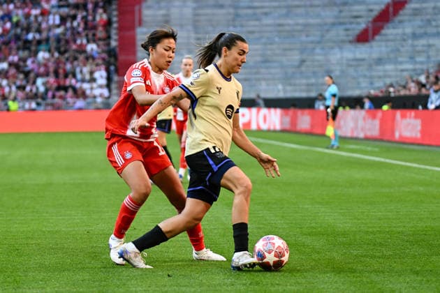 Fußball I Frauen I Saison 2025-2026 I Champions League I Halbfinale I FC Bayern München - FC Barcelona, Barca I 25.04.2026 Zweikampf Momoko Tanikawa (18, FC Bayern München) gegen Patri Guijarro (12, FC Barcelona) München Allianz-Arena (Werner-Heisenberg-Allee 25) Bayern Deutschland Copyright: xLobeca InesxHähnelx