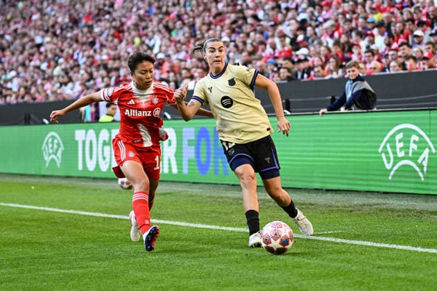 Fußball I Frauen I Saison 2025-2026 I Champions League I Halbfinale I FC Bayern München - FC Barcelona, Barca I 25.04.2026 Zweikampf Momoko Tanikawa (18, FC Bayern München) gegen Patri Guijarro (12, FC Barcelona) München Allianz-Arena (Werner-Heisenberg-Allee 25) Bayern Deutschland Copyright: xLobeca InesxHähnelx