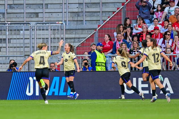 Spielerinnnen des FC Barcelona, Barca mit Torjubel, Jubel, Torjubel, Torerfolg, celebrate the goal, goal, celebration, Jubel ueber das Tor zum 0:1 durch Ewa PAJOR (Barcelona, 17) (2.v.li.), optimistisch, Action, Aktion, 25.04.2026, München (Deutschland), Fussball, UEFA Womens Champions League, Halbfinale, FC Bayern München - FC Barcelona