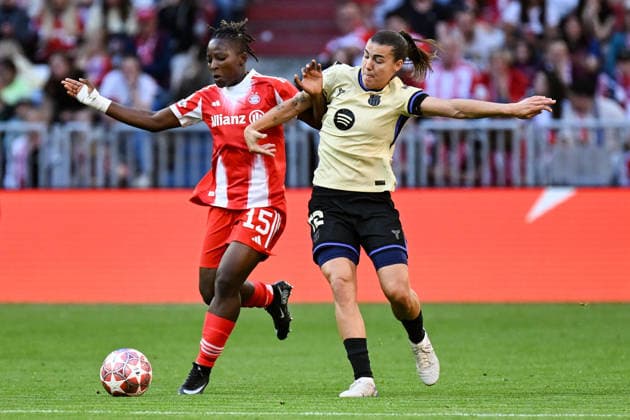 Fußball I Frauen I Saison 2025-2026 I Champions League I Halbfinale I FC Bayern München - FC Barcelona, Barca I 25.04.2026 Zweikampf Bernadette Kakounan (15, FC Bayern München) gegen Patri Guijarro (12, FC Barcelona) München Allianz-Arena (Werner-Heisenberg-Allee 25) Bayern Deutschland Copyright: xLobeca InesxHähnelx
