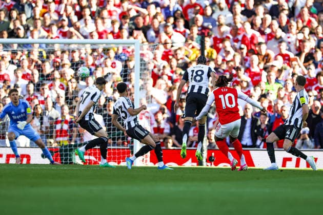 Arsenal v Newcastle United, Premier League Goal 1-0 Eberechi Eze (10) of Arsenal scores a goal during the Premier League match between Arsenal and Newcastle United at the Emirates Stadium, London, UK on 25 April 2026. Editorial use only DataCo restrictions apply See www.football-dataco.com , Copyright: xNigelxKeenex PSI-24153-0035