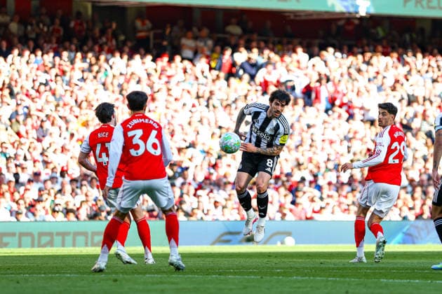 Arsenal v Newcastle United, Premier League Sandro Tonali (8) of Newcastle United heads towards goal during the Premier League match between Arsenal and Newcastle United at the Emirates Stadium, London, UK on 25 April 2026. Editorial use only DataCo restrictions apply See www.football-dataco.com , Copyright: xNigelxKeenex PSI-24153-0037