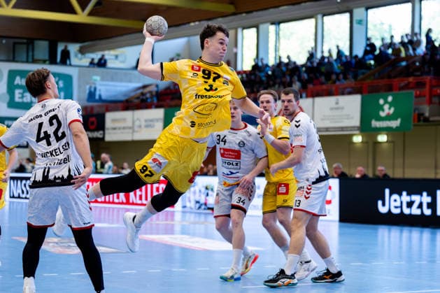 Krefeld, 24.04.2026, Handball, Herren, 2. Bundesliga, 29. Spieltag, 2025 2026: HSG Krefeld Niederrhein VFL Lübeck-Schwartau Matija Mircic (HSG Krefeld Niederrhein, 97) beim Torwurf