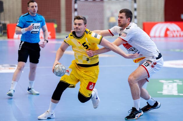 Krefeld, 24.04.2026, Handball, Herren, 2. Bundesliga, 29. Spieltag, 2025 2026: HSG Krefeld Niederrhein VFL Lübeck-Schwartau Falk Kolodziej (HSG Krefeld Niederrhein, 5) im Zweikampf mit Ole Schramm (VfL Lübeck-Schwartau, 13)