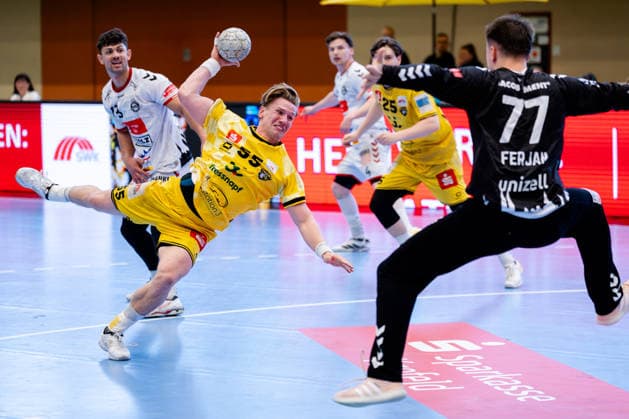 Krefeld, 24.04.2026, Handball, Herren, 2. Bundesliga, 29. Spieltag, 2025 2026: HSG Krefeld Niederrhein VFL Lübeck-Schwartau Niklas Ingenpaß (HSG Krefeld Niederrhein, 55) beim Torwurf gegen Mark Ferjan (VfL Lübeck-Schwartau, 77)