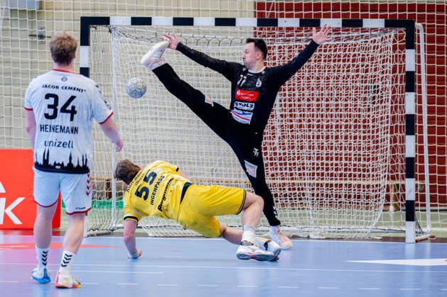 Krefeld, 24.04.2026, Handball, Herren, 2. Bundesliga, 29. Spieltag, 2025 2026: HSG Krefeld Niederrhein VFL Lübeck-Schwartau Mark Ferjan (VfL Lübeck-Schwartau, 77) mit einer Parade gegen Niklas Ingenpaß (HSG Krefeld Niederrhein, 55)