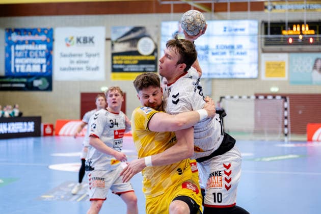 Krefeld, 24.04.2026, Handball, Herren, 2. Bundesliga, 29. Spieltag, 2025 2026: HSG Krefeld Niederrhein VFL Lübeck-Schwartau Ole Hagedorn (VfL Lübeck-Schwartau, 10) im Zweikampf mit Lucas Schneider (HSG Krefeld Niederrhein, 11)