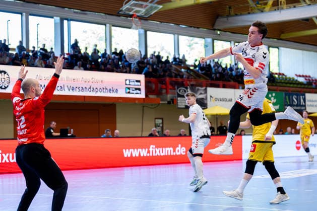 Krefeld, 24.04.2026, Handball, Herren, 2. Bundesliga, 29. Spieltag, 2025 2026: HSG Krefeld Niederrhein VFL Lübeck-Schwartau Alexander Hartwig (VfL Lübeck-Schwartau, 24) beim Torwurf gegen Pau Guitart (HSG Krefeld Niederrhein Niederrhein, 12)