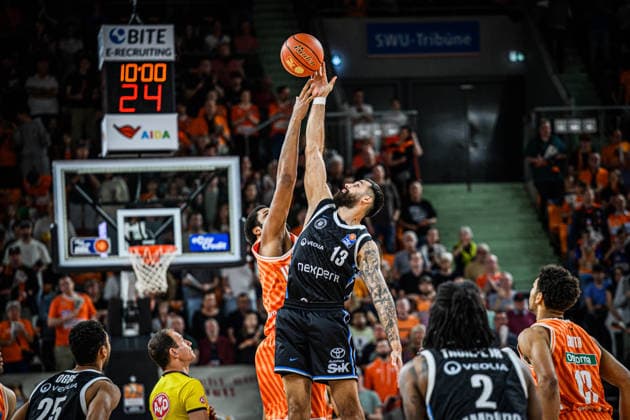 Neu Ulm, Deutschland, 25.04.26: Joel Soriano (ratiopharm ulm) und Martin Breunig (Veolia Towers Hamburg) im Zweikampf waehrend des Basketball Bundesliga Spiels zwischen ratiopharm ulm vs Veolia Towers Hamburg in der ratiopharm Arena am 25. April 2026 in Neu Ulm, Deutschland. (Foto von Harry Langer DeFodi Images) ratiopharm Arena, Germany, 25.04.26: Joel Soriano (ratiopharm ulm) und Martin Breunig (Veolia Towers Hamburg) battle for the ball during the Basketball Bundesliga match between ratiopharm ulm vs Veolia Towers Hamburg at Neu Ulm on April 25, 2026 in ratiopharm Arena, Germany. (Photo by Harry Langer DeFodi Images) (Photo by Harry Langer DeFodi Images) -