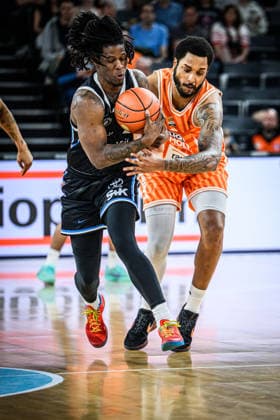 Neu Ulm, Deutschland, 25.04.26: Leonard Thorpe Jr. (Veolia Towers Hamburg) und Joel Soriano (ratiopharm ulm) im Zweikampf waehrend des Basketball Bundesliga Spiels zwischen ratiopharm ulm vs Veolia Towers Hamburg in der ratiopharm Arena am 25. April 2026 in Neu Ulm, Deutschland. (Foto von Harry Langer DeFodi Images) ratiopharm Arena, Germany, 25.04.26: Leonard Thorpe Jr. (Veolia Towers Hamburg) und Joel Soriano (ratiopharm ulm) battle for the ball during the Basketball Bundesliga match between ratiopharm ulm vs Veolia Towers Hamburg at Neu Ulm on April 25, 2026 in ratiopharm Arena, Germany. (Photo by Harry Langer DeFodi Images) (Photo by Harry Langer DeFodi Images) -
