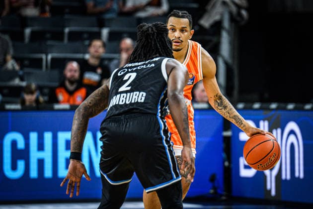 Neu Ulm, Deutschland, 25.04.26: Leonard Thorpe Jr. (Veolia Towers Hamburg) und Nelson Weidemann (ratiopharm ulm) im Zweikampf waehrend des Basketball Bundesliga Spiels zwischen ratiopharm ulm vs Veolia Towers Hamburg in der ratiopharm Arena am 25. April 2026 in Neu Ulm, Deutschland. (Foto von Harry Langer DeFodi Images) ratiopharm Arena, Germany, 25.04.26: Leonard Thorpe Jr. (Veolia Towers Hamburg) und Nelson Weidemann (ratiopharm ulm) battle for the ball during the Basketball Bundesliga match between ratiopharm ulm vs Veolia Towers Hamburg at Neu Ulm on April 25, 2026 in ratiopharm Arena, Germany. (Photo by Harry Langer DeFodi Images) (Photo by Harry Langer DeFodi Images) -