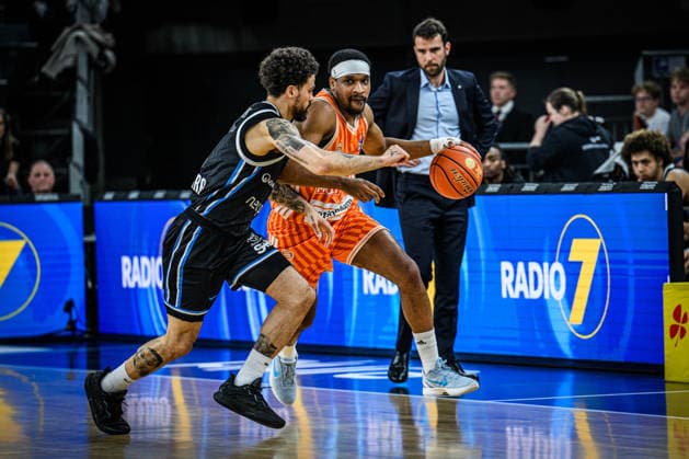 Neu Ulm, Deutschland, 25.04.26: Devon Daniels (Veolia Towers Hamburg) und Justin Simon (ratiopharm ulm) im Zweikampf waehrend des Basketball Bundesliga Spiels zwischen ratiopharm ulm vs Veolia Towers Hamburg in der ratiopharm Arena am 25. April 2026 in Neu Ulm, Deutschland. (Foto von Harry Langer DeFodi Images) ratiopharm Arena, Germany, 25.04.26: Devon Daniels (Veolia Towers Hamburg) und Justin Simon (ratiopharm ulm) battle for the ball during the Basketball Bundesliga match between ratiopharm ulm vs Veolia Towers Hamburg at Neu Ulm on April 25, 2026 in ratiopharm Arena, Germany. (Photo by Harry Langer DeFodi Images) (Photo by Harry Langer DeFodi Images) -