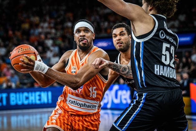 Neu Ulm, Deutschland, 25.04.26: Justin Simon (ratiopharm ulm) und Zacharie Perrin (Veolia Towers Hamburg) im Zweikampf waehrend des Basketball Bundesliga Spiels zwischen ratiopharm ulm vs Veolia Towers Hamburg in der ratiopharm Arena am 25. April 2026 in Neu Ulm, Deutschland. (Foto von Harry Langer DeFodi Images) ratiopharm Arena, Germany, 25.04.26: Justin Simon (ratiopharm ulm) und Zacharie Perrin (Veolia Towers Hamburg) battle for the ball during the Basketball Bundesliga match between ratiopharm ulm vs Veolia Towers Hamburg at Neu Ulm on April 25, 2026 in ratiopharm Arena, Germany. (Photo by Harry Langer DeFodi Images) (Photo by Harry Langer DeFodi Images) -