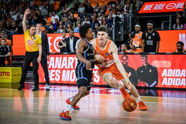 Neu Ulm, Deutschland, 25.04.26: Ross Williams (Veolia Towers Hamburg) und Diego Garavaglia (ratiopharm ulm) im Zweikampf waehrend des Basketball Bundesliga Spiels zwischen ratiopharm ulm vs Veolia Towers Hamburg in der ratiopharm Arena am 25. April 2026 in Neu Ulm, Deutschland. (Foto von Harry Langer DeFodi Images) ratiopharm Arena, Germany, 25.04.26: Ross Williams (Veolia Towers Hamburg) und Diego Garavaglia (ratiopharm ulm) battle for the ball during the Basketball Bundesliga match between ratiopharm ulm vs Veolia Towers Hamburg at Neu Ulm on April 25, 2026 in ratiopharm Arena, Germany. (Photo by Harry Langer DeFodi Images) (Photo by Harry Langer DeFodi Images) -