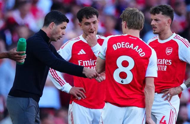 Arsenal Manager Mikel Arteta issues instructions to his team Arsenal v Newcastle United, Premier League, Football, Emirates Stadium, London, UK - 25 Apr 2026London Emirates Stadium United Kingdom EDITORIAL USE ONLY No use with unauthorised audio, video, data, fixture lists, club league logos or live services. Online in-match use limited to 120 images, no video emulation. No use in betting, games or single club league player publications. Copyright: xJavierxGarcia Shutterstockx 16838834i
