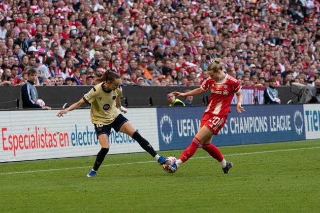 MUNICH, GERMANY - APRIL 25: Caroline Graham Hansen (10 FC Barcelona, Barca and Franziska Kett (20 FC Bayern München) in action during the UEFA Women s Champions League Semi-final match between FC Bayern München and FC Barcelona at Allianz Arena on April 25, 2026 in Munich, Germany. (Photo by Qianru Zhang Press Photo)  Copyright: xQianruxZhang SPPx Sportspressphoto_SPR135689