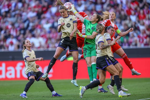 GER, München, Bayern München vs FC Barcelona, Barca Women s Champions League, Fussball, UEFA, Spielzeit 2025 2026, Allianz Arena, Halbfinale, Hinspiel im Bild v.l.: Irene Paredes (FC Barcelona 2), Cata Coll (FC Barcelona 13) DFB DFL REGULATIONS PROHIBIT ANY USE OF PHOTOGRAPHS AS IMAGE SEQUENCES AND OR QUASI-VIDEO, 25.04.2026 Copyright: HMBxMedia HendrikxHamelau