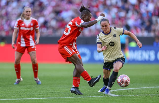 GER, München, Bayern München vs FC Barcelona, Barca Women s Champions League, Fussball, UEFA, Spielzeit 2025 2026, Allianz Arena, Halbfinale, Hinspiel im Bild v.l.: Bernadette Amani (Bayern München 15), Ewa Pajor (FC Barcelona 17) DFB DFL REGULATIONS PROHIBIT ANY USE OF PHOTOGRAPHS AS IMAGE SEQUENCES AND OR QUASI-VIDEO, 25.04.2026 Copyright: HMBxMedia HendrikxHamelau