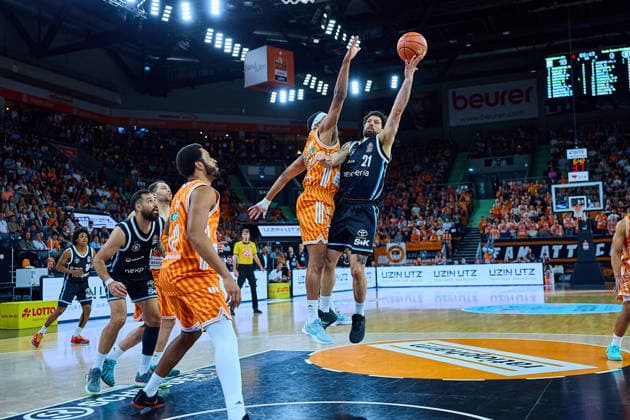 Joel Soriano (ratiopharm ulm, 12), Malik Osborne (ratiopharm ulm, 10), Devon Daniels (Veolia Towers Hamburg, 21) GER, ratiopharm ulm vs. Veolia Towers Hamburg, Basketball, 31. Spieltag, EasyCredit BBL, Spielzeit 2025 2026, 25.04.2026 GER, ratiopharm ulm vs. Veolia Towers Hamburg, Basketball, 31. Spieltag, EasyCredit BBL, Spielzeit 2025 2026, 25.04.2026 Neu-Ulm Copyright: xEibner-Pressefoto GeraldxOelze-dexStoppanyx EP_ODS