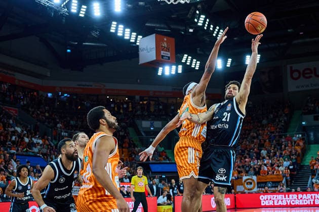 Joel Soriano (ratiopharm ulm, 12), Malik Osborne (ratiopharm ulm, 10), Devon Daniels (Veolia Towers Hamburg, 21) GER, ratiopharm ulm vs. Veolia Towers Hamburg, Basketball, 31. Spieltag, EasyCredit BBL, Spielzeit 2025 2026, 25.04.2026 GER, ratiopharm ulm vs. Veolia Towers Hamburg, Basketball, 31. Spieltag, EasyCredit BBL, Spielzeit 2025 2026, 25.04.2026 Neu-Ulm Copyright: xEibner-Pressefoto GeraldxOelze-dexStoppanyx EP_ODS