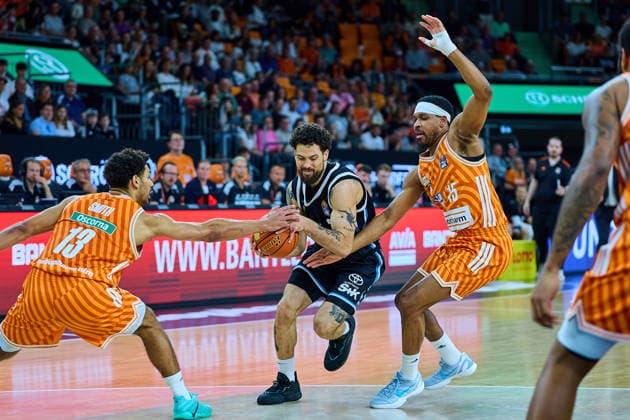 Mark Smith (ratiopharm ulm, 13), Devon Daniels (Veolia Towers Hamburg, 21), Justin Simon (ratiopharm ulm, 15) GER, ratiopharm ulm vs. Veolia Towers Hamburg, Basketball, 31. Spieltag, EasyCredit BBL, Spielzeit 2025 2026, 25.04.2026 GER, ratiopharm ulm vs. Veolia Towers Hamburg, Basketball, 31. Spieltag, EasyCredit BBL, Spielzeit 2025 2026, 25.04.2026 Neu-Ulm Copyright: xEibner-Pressefoto GeraldxOelze-dexStoppanyx EP_ODS