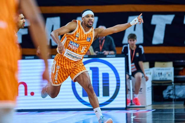 Jubel Justin Simon (ratiopharm ulm, 15) GER, ratiopharm ulm vs. Veolia Towers Hamburg, Basketball, 31. Spieltag, EasyCredit BBL, Spielzeit 2025 2026, 25.04.2026 GER, ratiopharm ulm vs. Veolia Towers Hamburg, Basketball, 31. Spieltag, EasyCredit BBL, Spielzeit 2025 2026, 25.04.2026 Neu-Ulm Copyright: xEibner-Pressefoto GeraldxOelze-dexStoppanyx EP_ODS
