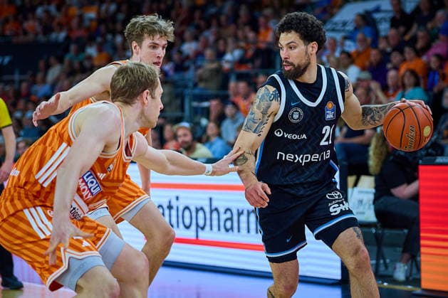 Christian Sengfelder (ratiopharm ulm, 43), Tobias Jensen (ratiopharm ulm, 07), Devon Daniels (Veolia Towers Hamburg, 21) GER, ratiopharm ulm vs. Veolia Towers Hamburg, Basketball, 31. Spieltag, EasyCredit BBL, Spielzeit 2025 2026, 25.04.2026 GER, ratiopharm ulm vs. Veolia Towers Hamburg, Basketball, 31. Spieltag, EasyCredit BBL, Spielzeit 2025 2026, 25.04.2026 Neu-Ulm Copyright: xEibner-Pressefoto GeraldxOelze-dexStoppanyx EP_ODS