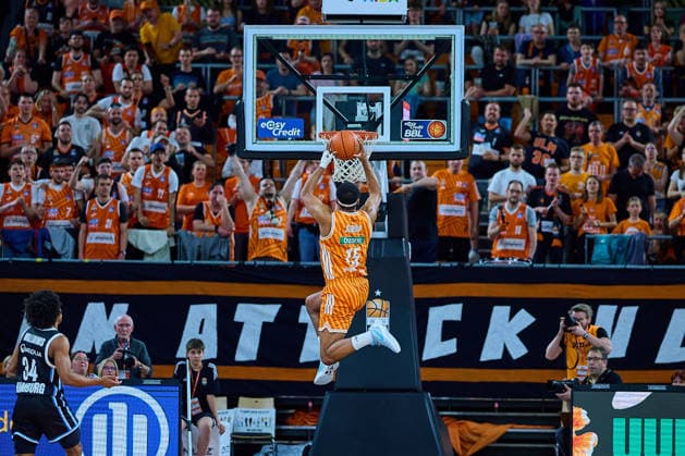 Dunking, Dunk von Justin Simon (ratiopharm ulm, 15) vor der Fankurve GER, ratiopharm ulm vs. Veolia Towers Hamburg, Basketball, 31. Spieltag, EasyCredit BBL, Spielzeit 2025 2026, 25.04.2026 GER, ratiopharm ulm vs. Veolia Towers Hamburg, Basketball, 31. Spieltag, EasyCredit BBL, Spielzeit 2025 2026, 25.04.2026 Neu-Ulm Copyright: xEibner-Pressefoto GeraldxOelze-dexStoppanyx EP_ODS