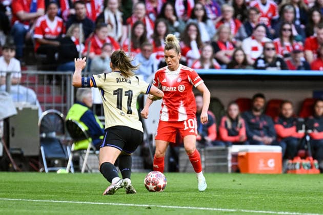 Fußball I Frauen I Saison 2025-2026 I Champions League I Halbfinale I FC Bayern München - FC Barcelona, Barca I 25.04.2026 Zweikampf Alexia Putellas (11, FC Barcelona) gegen Linda Dallmann (10, FC Bayern München) München Allianz-Arena (Werner-Heisenberg-Allee 25) Bayern Deutschland Copyright: xLobeca InesxHähnelx