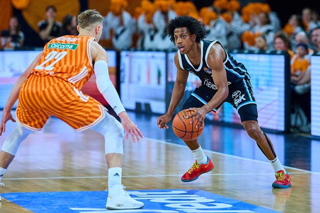 Zweikampf, Duell zwischen Thomas Klepeisz (ratiopharm ulm, 22), Ross Williams (Veolia Towers Hamburg, 34) GER, ratiopharm ulm vs. Veolia Towers Hamburg, Basketball, 31. Spieltag, EasyCredit BBL, Spielzeit 2025 2026, 25.04.2026 GER, ratiopharm ulm vs. Veolia Towers Hamburg, Basketball, 31. Spieltag, EasyCredit BBL, Spielzeit 2025 2026, 25.04.2026 Neu-Ulm Copyright: xEibner-Pressefoto GeraldxOelze-dexStoppanyx EP_ODS