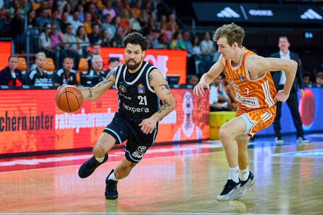 Zweikampf, Duell zwischen Devon Daniels (Veolia Towers Hamburg, 21) und Tobias Jensen (ratiopharm ulm, 07) GER, ratiopharm ulm vs. Veolia Towers Hamburg, Basketball, 31. Spieltag, EasyCredit BBL, Spielzeit 2025 2026, 25.04.2026 GER, ratiopharm ulm vs. Veolia Towers Hamburg, Basketball, 31. Spieltag, EasyCredit BBL, Spielzeit 2025 2026, 25.04.2026 Neu-Ulm Copyright: xEibner-Pressefoto GeraldxOelze-dexStoppanyx EP_ODS