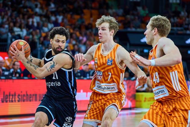 Zweikampf, Duell zwischen Devon Daniels (Veolia Towers Hamburg, 21) und Tobias Jensen (ratiopharm ulm, 07), Christian Sengfelder (ratiopharm ulm, 43) GER, ratiopharm ulm vs. Veolia Towers Hamburg, Basketball, 31. Spieltag, EasyCredit BBL, Spielzeit 2025 2026, 25.04.2026 GER, ratiopharm ulm vs. Veolia Towers Hamburg, Basketball, 31. Spieltag, EasyCredit BBL, Spielzeit 2025 2026, 25.04.2026 Neu-Ulm Copyright: xEibner-Pressefoto GeraldxOelze-dexStoppanyx EP_ODS