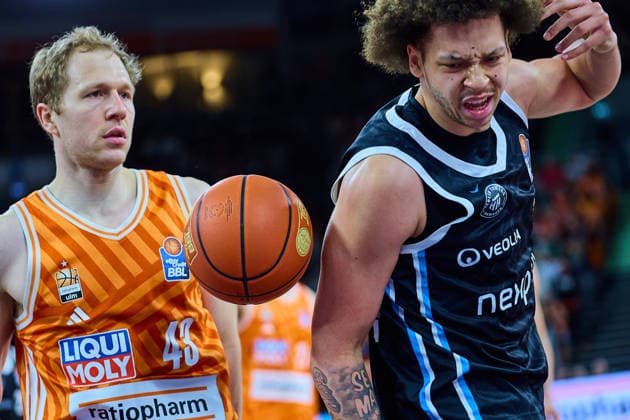 Christian Sengfelder (ratiopharm ulm, 43), Zacharie Perrin (Veolia Towers Hamburg, 52) GER, ratiopharm ulm vs. Veolia Towers Hamburg, Basketball, 31. Spieltag, EasyCredit BBL, Spielzeit 2025 2026, 25.04.2026 GER, ratiopharm ulm vs. Veolia Towers Hamburg, Basketball, 31. Spieltag, EasyCredit BBL, Spielzeit 2025 2026, 25.04.2026 Neu-Ulm Copyright: xEibner-Pressefoto GeraldxOelze-dexStoppanyx EP_ODS