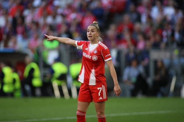 Fussball, Frauen, Frauen Champions League, Halbfinale Hinspiel, Saison 2025 2026, FC Bayern München - FC Barcelona, Barca Allianz Arena Giulia Gwinn (FC Bayern München) hebt den rechten Arm