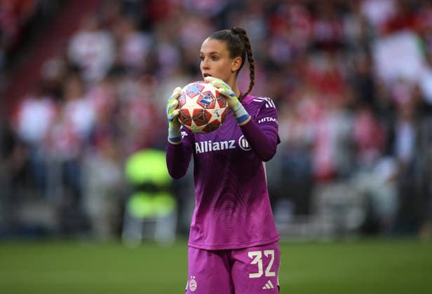 Fussball, Frauen, Frauen Champions League, Halbfinale Hinspiel, Saison 2025 2026, FC Bayern München - FC Barcelona, Barca Allianz Arena Ena Mahmutovic (FC Bayern München) mit einem Ball in den Händen