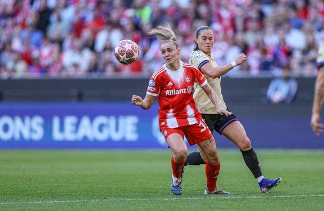 GER, München, Bayern München vs FC Barcelona, Barca Women s Champions League, Fussball, UEFA, Spielzeit 2025 2026, Allianz Arena, Halbfinale, Hinspiel im Bild v.l.: Georgia Stanway (Bayern München 31), Ewa Pajor (FC Barcelona 17) DFB DFL REGULATIONS PROHIBIT ANY USE OF PHOTOGRAPHS AS IMAGE SEQUENCES AND OR QUASI-VIDEO, 25.04.2026 Copyright: HMBxMedia HendrikxHamelau