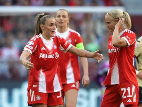 Fassungslos . . . Bayerns 31 Georgia STANWAY, Bayerns 4 Glodis Perla VIGGOSDOTTIR und Bayerns 21 Pernille HARDER. Frauenfussball: Muenchen - Barcelona. Frauen - Fußball - Championsleague, FC Bayern München - FC Barcelona, Barca Halbfinale, Hinspiel, Saison 2025-2026, am 25.04.2026 in Muenchen, A L L I A N Z A R E N A, Deutschland. Quelle Copyright Credit : Oryk HAIST