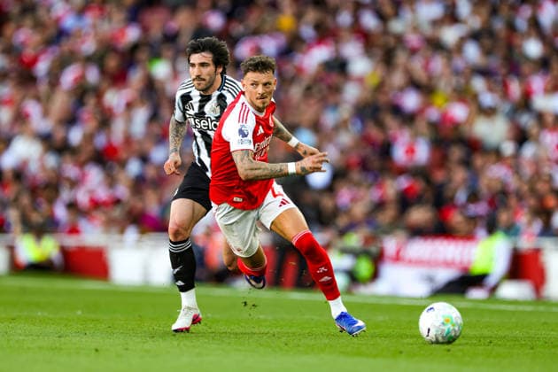 Arsenal v Newcastle United, Premier League Ben White (4) of Arsenal holds off Sandro Tonali (8) of Newcastle United during the Premier League match between Arsenal and Newcastle United at the Emirates Stadium, London, UK on 25 April 2026. Editorial use only DataCo restrictions apply See www.football-dataco.com , Copyright: xNigelxKeenex PSI-24153-0040