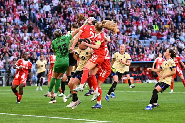 Fußball I Frauen I Saison 2025-2026 I Champions League I Halbfinale I FC Bayern München - FC Barcelona, Barca I 25.04.2026 Catalina Coll (13, FC Barcelona) faustet den Ball aus dem Getümmel vor ihrem Tor München Allianz-Arena (Werner-Heisenberg-Allee 25) Bayern Deutschland Copyright: xLobeca InesxHähnelx