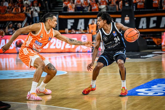 Neu Ulm, Deutschland, 25.04.26: Nelson Weidemann (ratiopharm ulm) und Ross Williams (Veolia Towers Hamburg) im Zweikampf waehrend des Basketball Bundesliga Spiels zwischen ratiopharm ulm vs Veolia Towers Hamburg in der ratiopharm Arena am 25. April 2026 in Neu Ulm, Deutschland. (Foto von Harry Langer DeFodi Images) ratiopharm Arena, Germany, 25.04.26: Nelson Weidemann (ratiopharm ulm) und Ross Williams (Veolia Towers Hamburg) battle for the ball during the Basketball Bundesliga match between ratiopharm ulm vs Veolia Towers Hamburg at Neu Ulm on April 25, 2026 in ratiopharm Arena, Germany. (Photo by Harry Langer DeFodi Images) (Photo by Harry Langer DeFodi Images) -